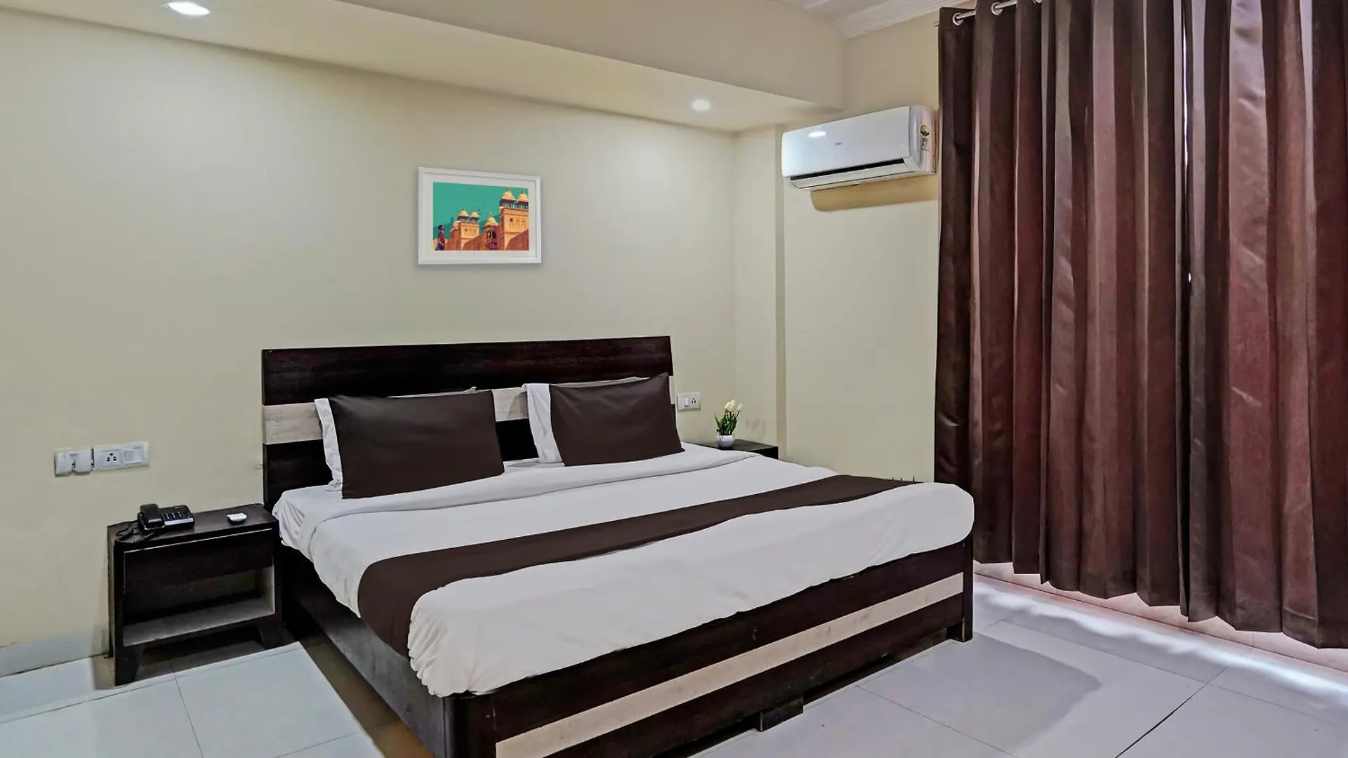 ***  Townhouse Akshay Hotel Gurgaon India